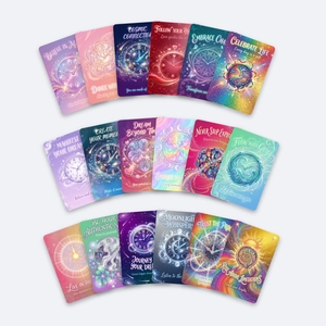Macro-opname van kleurrijke psychedelische klok orakelkaarten met kosmische motieven en tekst