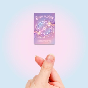 Detail van fantasie klokkaart met Believe in Magic tekst en hand hart gebaar