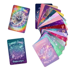 Detail van psychedelische orakelkaarten met mystieke klokken en bemoedigende Engelse teksten