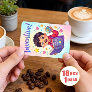 Dettaglio di un biglietto d'elogio per bambini tenuto sopra un tavolo da caffè