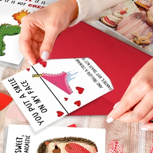 Αστείες ευχετήριες κάρτες για ζευγάρια με κόκκινους φακέλους και δημιουργικά κινούμενα σχέδια