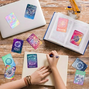 Close-up van holografische astronomische klokstickers op een laptop en briefpapier