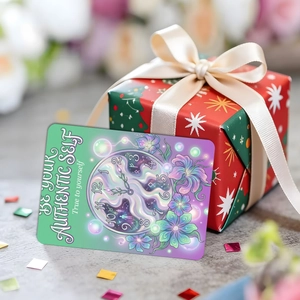 Artistieke fantasie kaart met klok en tekst 'BE YOUR AUTHENTIC SELF' bij een geschenk