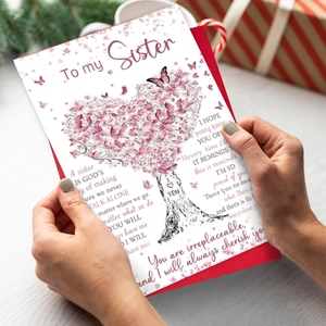Détail de la carte de voeux avec arbre de cœurs pour sœurs et son enveloppe rouge