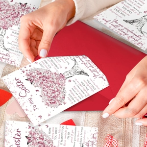 Gros plan d'une carte de vœux pour sœur avec motif de cœur et enveloppe rouge