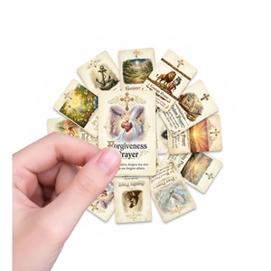 Détail de cartes de prière vintage aux motifs religieux et texture parchemin dans la main