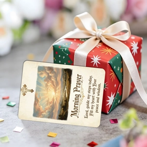 Gros plan d'une carte de prière matinale vintage sur une boîte cadeau de Noël avec ruban