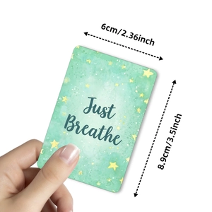 Détail d'une carte inspirante de 6x8,9cm avec citation Just Breathe et étoiles jaunes