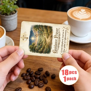Vue détaillée de cartes de prière vintage tenues à la main dans un café chaleureux