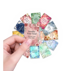 Dettaglio di carte da meditazione floreali ad acquerello con frasi rilassanti in mano