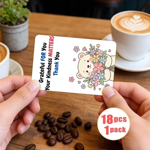 Gros plan de cartes de remerciement ours mignon sur papier avec fond de café en grains