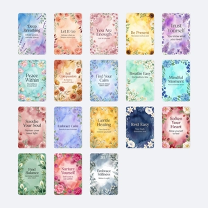 Vista macro di 18 carte di meditazione floreale con citazioni calmanti in inglese