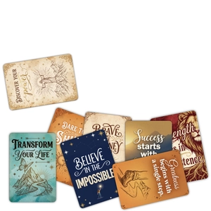 Primo piano di carte motivazionali vintage con illustrazioni retrò e citazioni ispiratrici