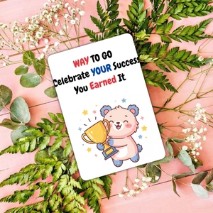 Détail de la carte de récompense ourson avec texte motivant sur fond bois rose