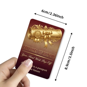 Tarjeta de graduación roja vintage con pergamino dorado y medidas 3,5x2,36 pulgadas regalo
