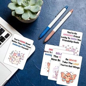 Vue à plat de cartes motivationnelles d'animaux sur bureau bleu avec ordinateur