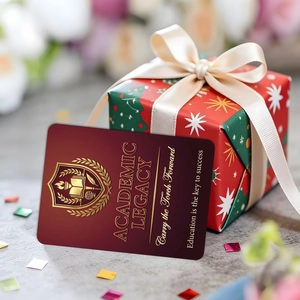 Tarjeta de graduación vintage con escudo dorado sobre fondo de caja de regalo roja