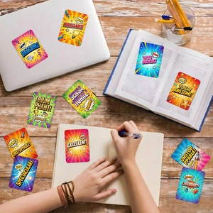 Motivationsaufkleber im Pop-Art-Stil mit Belobigungen auf einem Schreibtisch für Schüler
