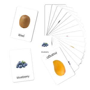 Vista macro de tarjetas de frutas que muestran kiwi, arándano y mango con nombres en inglés