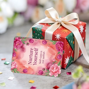 Biglietto regalo floreale acquerello con scritta Nurture Yourself e confezione