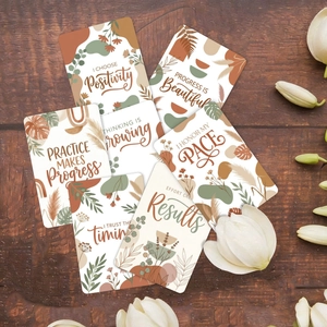 Gros plan de cartes d'affirmation style bohème avec motifs de plantes sur bois