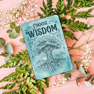 Carta motivazionale blu vintage con albero della vita e testo Choose Wisdom su legno