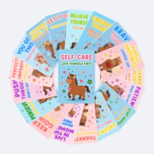 Gros plan de cartes d'affirmation de soi colorées avec illustrations de poneys