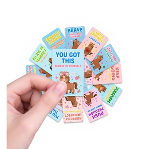 Vue macro des cartes d'affirmation poney avec des citations chaleureuses et pastels