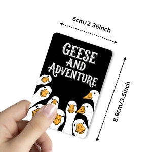 Gros plan d'une carte éducative Geese and Adventure tenue en main mesurant 6x8,9 cm