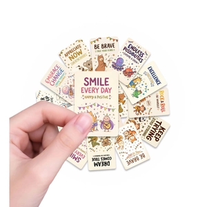 Gros plan d'une main tenant une carte de motivation avec animaux du lot de 18 cartes