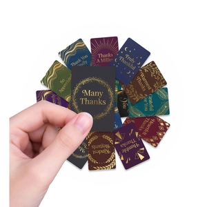 Dettaglio macro di mini biglietti di ringraziamento colorati con eleganti motivi dorati