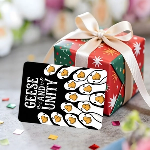 Gros plan d'une carte éducative avec oies cartoon posée contre un coffret cadeau