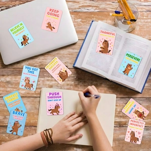 Détail de 18 cartes de motivation poney éparpillées sur un bureau, ambiance chaleureuse