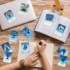 Nahaufnahme der blau-goldenen Abschlusskarten mit Zitaten auf einem Schreibtisch