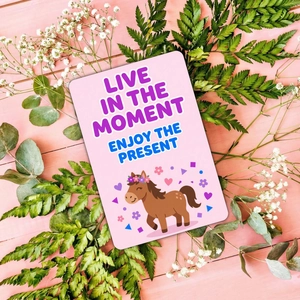 Carte de vœux poney mignon avec fleurs sur fond rose et feuilles vertes décoratives