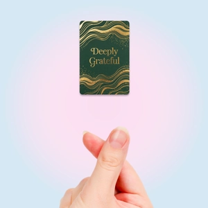 Dettaglio del biglietto di ringraziamento verde scuro con lamina d'oro e gesto del cuore
