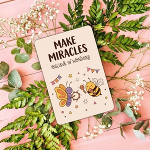 Cartes de motivation animaux mignons avec papillon et abeille sur fond de bois