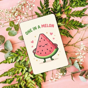 Niedliche Grußkarte mit One in a Melon Melonen-Cartoon auf rosa Holzgrund mit Blumen
