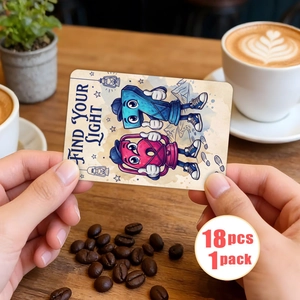 Dettaglio della carta numero 1 antropomorfa e lanterna su tavolo in legno con caffè