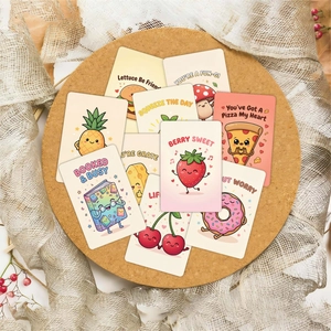 Flachbild von süßen Essens-Wortspielkarten mit handgezeichneten Illustrationen auf Kork