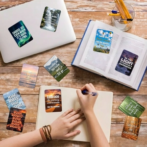 Lot de 18 cartes de paysages naturels inspirantes sur un bureau avec un ordinateur