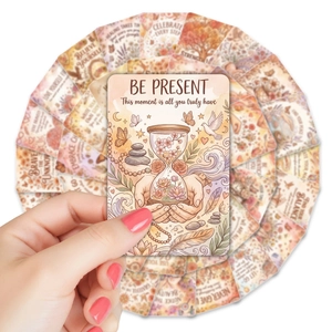 Dettaglio di carte motivazionali quotidiane con illustrazioni floreali per il benessere