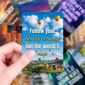 Détail d'une carte inspirante avec montgolfières et citation positive pour décoration