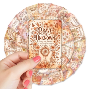 Dettaglio di cartoline motivazionali con illustrazioni floreali e citazioni