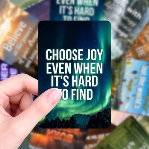 Gros plan d'une carte de motivation avec paysage et citation positive en anglais