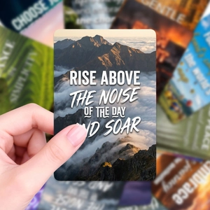 Détail d'une carte inspirante avec paysage de montagne et citation de motivation