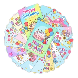Detailansicht bunter Geburtstagskarten mit Cartoon-Motiven wie Kuchen und Ballons