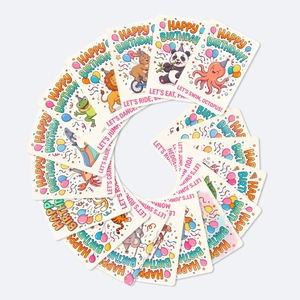 Layout circolare di 18 biglietti di compleanno con simpatici animali e illustrazioni