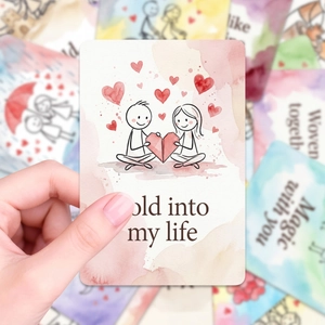 Detail einer abgerundeten Papierkarte mit Cartoon-Paar und Hold into my life Zitat