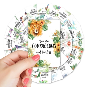Dettaglio di carte motivazionali ad acquerello con citazioni di leoni e arte floreale